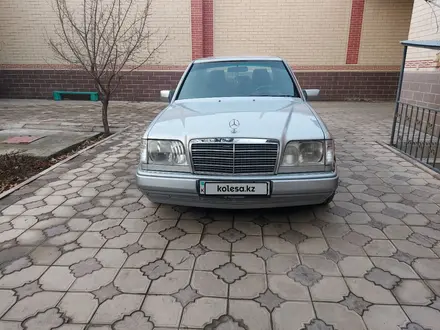 Mercedes-Benz E 220 1995 года за 3 200 000 тг. в Туркестан – фото 2