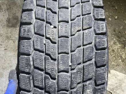 Одна зимняя шина вместе с диском 265/70/16 265/70R16 Yokohama. за 50 000 тг. в Алматы – фото 2