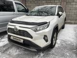 Toyota RAV4 2021 года за 16 400 000 тг. в Алматы – фото 2
