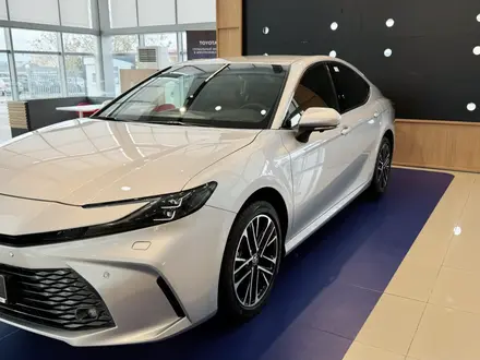 Toyota Camry 2024 года за 18 590 000 тг. в Актобе – фото 2