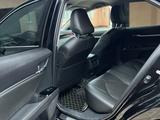 Toyota Camry 2018 года за 12 100 000 тг. в Атырау – фото 2