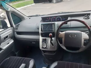Toyota Voxy, 2008