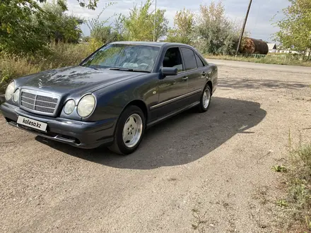 Mercedes-Benz E 230 1997 года за 2 900 000 тг. в Караганда – фото 3