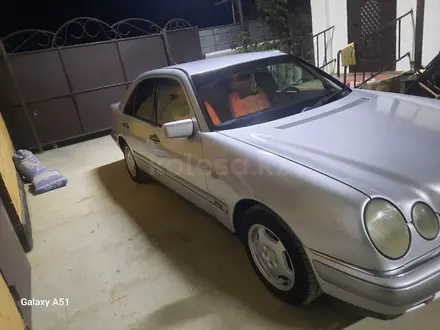 Mercedes-Benz E 230 1996 года за 2 800 000 тг. в Байконыр – фото 2