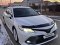 Toyota Camry 2019 года за 14 800 000 тг. в Атырау – фото 2