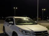 Toyota Highlander 2017 года за 13 600 000 тг. в Актобе