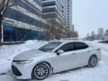 Toyota Camry 2018 года за 12 400 000 тг. в Астана