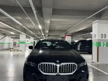BMW 530 2023 года за 43 000 000 тг. в Алматы – фото 3