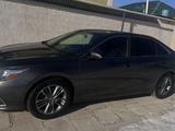 Toyota Camry 2015 года за 9 500 000 тг. в Жанаозен – фото 2