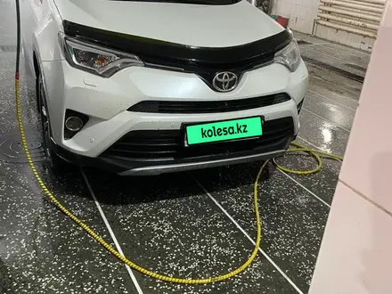 Toyota RAV4 2019 года за 14 900 000 тг. в Астана