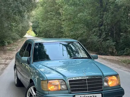 Mercedes-Benz E 220 1994 года за 2 500 000 тг. в Алматы