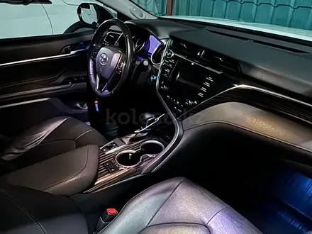 Toyota Camry 2020 года за 13 900 000 тг. в Актобе – фото 4