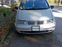 Volkswagen Sharan 1996 годаүшін1 750 000 тг. в Тараз