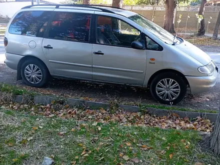 Volkswagen Sharan 1996 года за 1 750 000 тг. в Тараз – фото 2