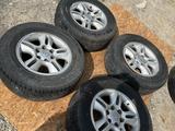 Toyota Prado 4runner Lexus GX 470 диски R17 с шинами за 250 000 тг. в Актау
