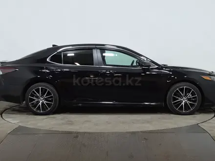 Toyota Camry 2022 года за 11 150 000 тг. в Астана – фото 4