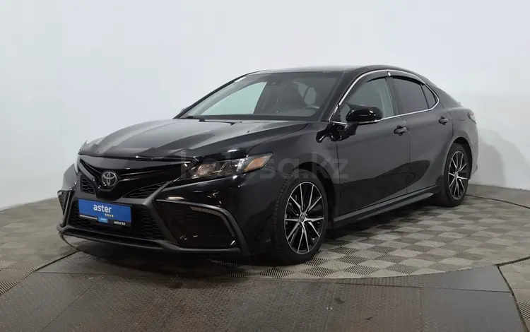 Toyota Camry 2022 года за 11 150 000 тг. в Астана