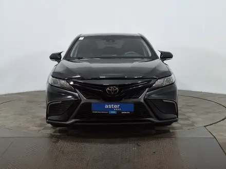 Toyota Camry 2022 года за 11 150 000 тг. в Астана – фото 2
