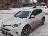 Toyota RAV4 2018 годаfor13 500 000 тг. в Астана – фото 3