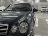Mercedes-Benz E 320 1998 года за 3 800 000 тг. в Жанаозен – фото 2