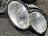W209 CLK320 правый ксенон фара за 40 000 тг. в Алматы