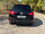 Volkswagen Touareg 2012 года за 13 500 000 тг. в Алматы – фото 2