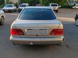Mercedes-Benz E 230 1998 года за 1 200 000 тг. в Петропавловск – фото 2