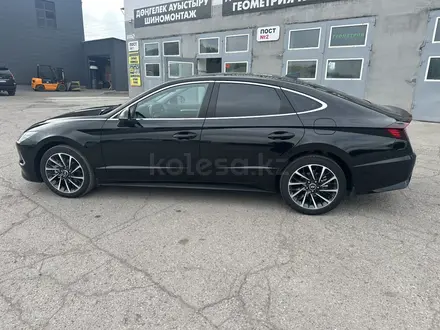 Hyundai Sonata 2023 года за 11 790 000 тг. в Караганда – фото 2