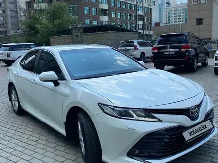 Toyota Camry 2020 года за 13 500 000 тг. в Алматы – фото 3