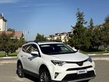 Toyota RAV4 2017 годаүшін9 700 000 тг. в Актау