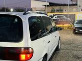 Volkswagen Sharan 1998 годаүшін1 800 000 тг. в Алматы