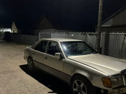 Mercedes-Benz E 300 1989 года за 600 000 тг. в Караганда – фото 2