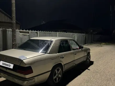 Mercedes-Benz E 300 1989 года за 600 000 тг. в Караганда