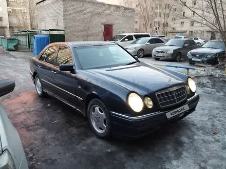 Mercedes-Benz E 230 1996 года за 2 300 000 тг. в Семей – фото 2