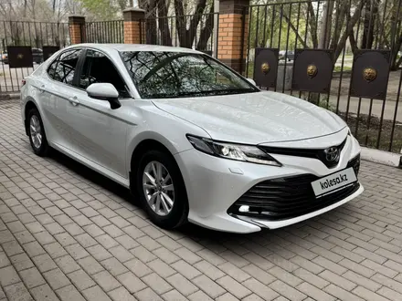 Toyota Camry 2018 года за 14 790 000 тг. в Караганда – фото 2