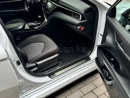 Toyota Camry 2018 года за 14 790 000 тг. в Караганда – фото 9