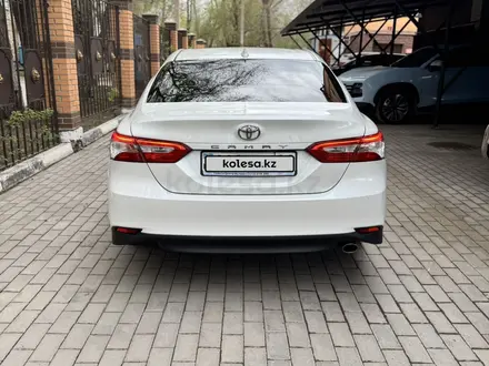 Toyota Camry 2018 года за 14 790 000 тг. в Караганда – фото 6