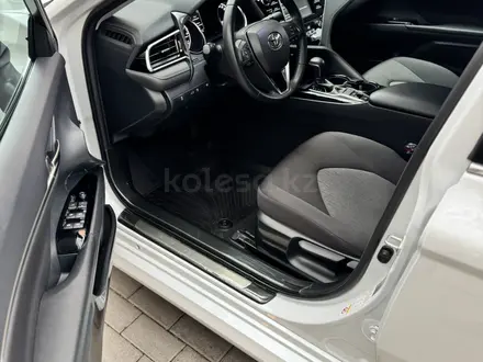 Toyota Camry 2018 года за 14 790 000 тг. в Караганда – фото 7