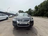 Volkswagen Touareg 2007 года за 6 750 000 тг. в Алматы – фото 2