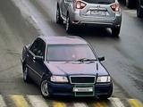 Mercedes-Benz C 200 1996 года за 1 200 000 тг. в Петропавловск – фото 2