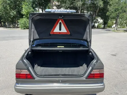 Mercedes-Benz E 320 1993 года за 4 300 000 тг. в Алматы – фото 16