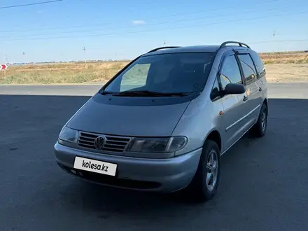 Volkswagen Sharan 1996 года за 2 300 000 тг. в Атырау