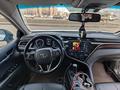 Toyota Camry 2018 года за 13 100 000 тг. в Астана – фото 17