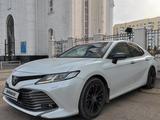 Toyota Camry 2018 годаүшін13 100 000 тг. в Астана – фото 2