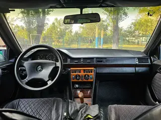 Mercedes-Benz E 230