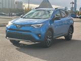 Toyota RAV4 2017 года за 11 700 000 тг. в Астана – фото 2