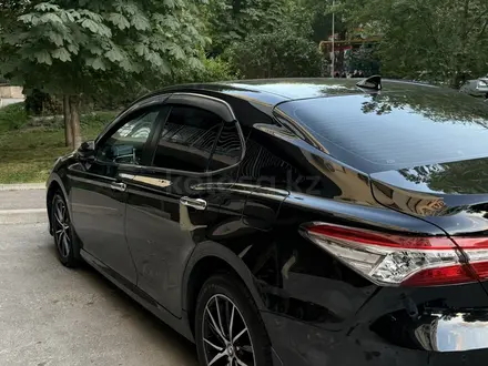 Toyota Camry 2019 года за 10 800 000 тг. в Алматы – фото 2