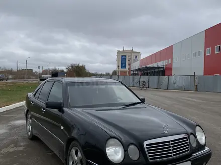 Mercedes-Benz E 240 1998 года за 3 150 000 тг. в Актобе – фото 4