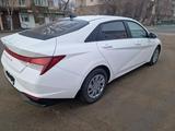 Hyundai Elantra 2022 года за 9 900 000 тг. в Уральск – фото 2