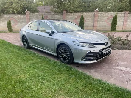 Toyota Camry 2022 года за 23 300 000 тг. в Алматы